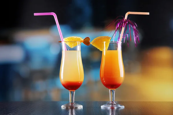 Gläser mit leckeren Cocktails auf hellem Hintergrund — Stockfoto