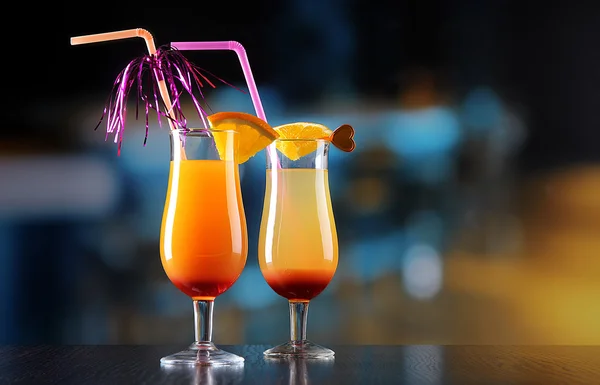 Glasses of tasty cocktails on bright background — Stock Photo, Image