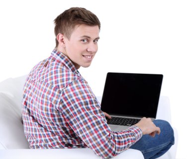 beyaz zemin üzerinde laptop ile kanepede oturan adamı