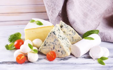 ahşap masa üzerinde farklı lezzetli peynir