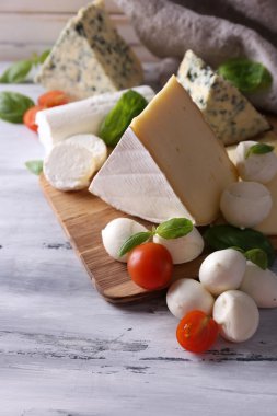 ahşap masa üzerinde farklı lezzetli peynir