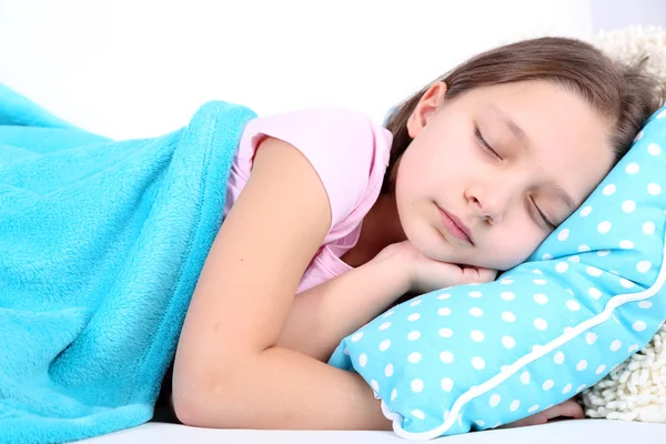 Όμορφο κοριτσάκι στον ύπνο, κινηματογράφηση σε πρώτο πλάνο — Φωτογραφία Αρχείου