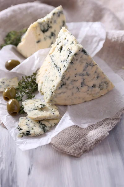 Вкусный голубой сыр с чабрецом и оливками на бумаге — стоковое фото