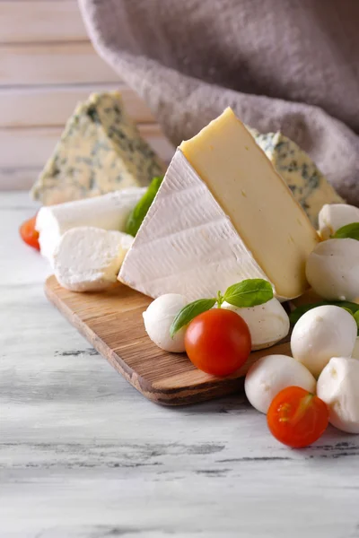 Queijo saboroso diferente, na mesa de madeira — Fotografia de Stock