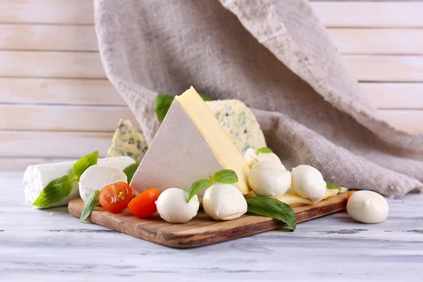 Différents fromages savoureux, sur table en bois — Photo