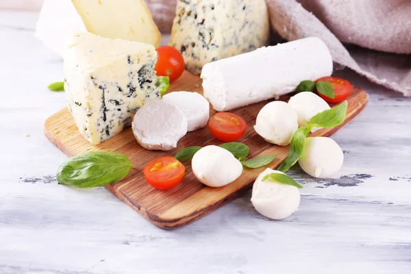 Queijo saboroso diferente, na mesa de madeira — Fotografia de Stock