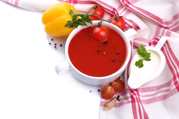 Gustosa zuppa di pomodoro e verdure, isolata su bianco — Foto Stock