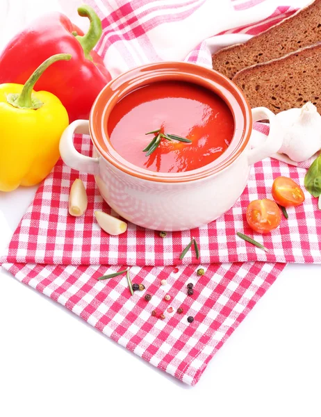Smakelijke tomatensoep en groenten, geïsoleerd op wit — Stockfoto