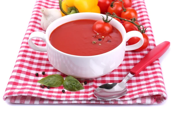 Sopa de tomate saborosa e legumes, isolados em branco — Fotografia de Stock