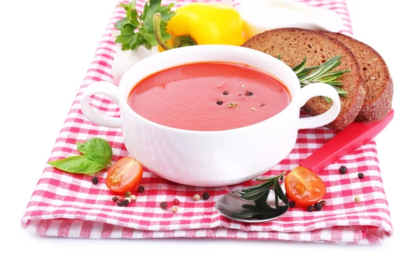 Вкусный томатный суп и овощи, изолированные на белом — стоковое фото