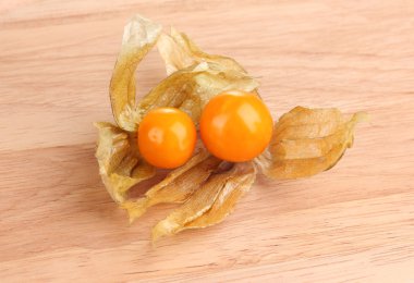 Tahta arka planda physalis