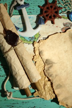 eski bir kağıt üzerinde ahşap arka plan izole deniz aksesuarları ile