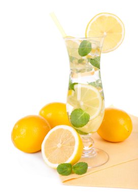 Bir bardak limonlu ve naneli kokteyl, beyaz üzerine izole edilmiş.