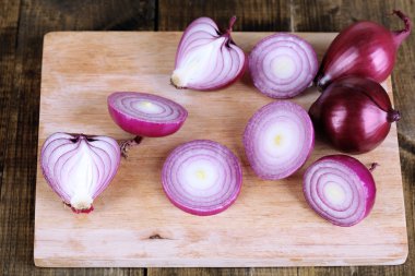 kesme tahtası ahşap zemin üzerine soğan kesmek