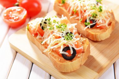 Kesme tahtasında domatesli lezzetli bruschetta.