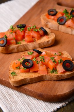 Kesme tahtasında domatesli lezzetli bruschetta.