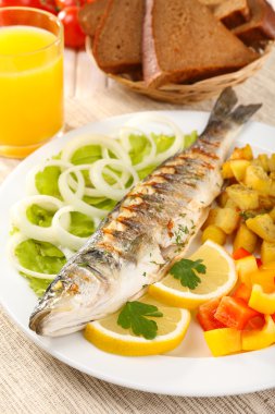 Nefis ızgara balık plaka üzerinde tablo yakın çekim