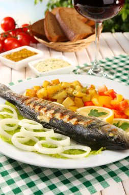 Nefis ızgara balık plaka üzerinde tablo yakın çekim