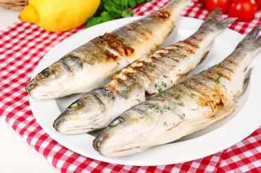 Nefis ızgara balık plaka üzerinde tablo yakın çekim