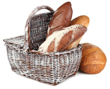 Hasır sepetin içinde beyaz ekmek ve rulo ile kompozisyon izole