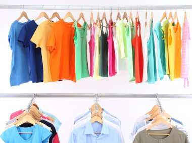 Askı, gri arka plan üzerinde farklı kıyafetler