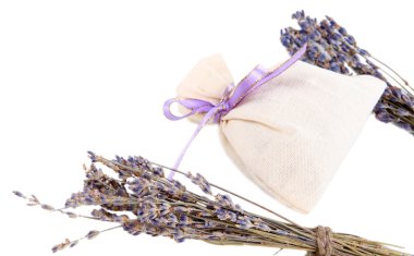 Tekstil poşet çantası ile üzerine beyaz izole kurutulmuş lavanta çiçekleri