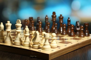 parlak zemin üzerine kurulu satranç taşları 