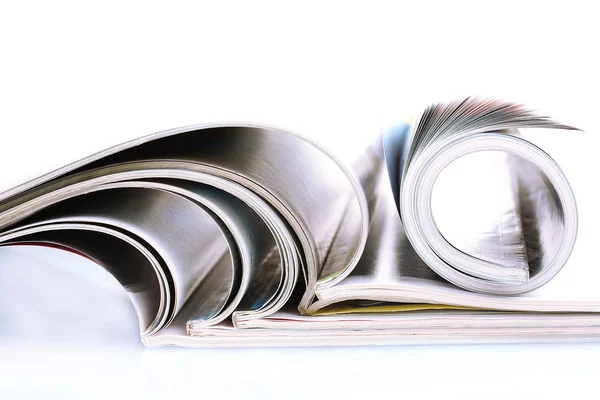 Offene Zeitschriften isoliert auf weiß — Stockfoto