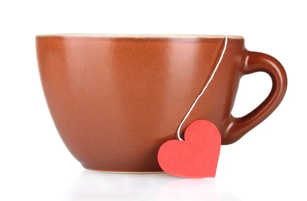 Tasse brune et sachet de thé avec étiquette rouge en forme de coeur isolé sur blanc — Photo