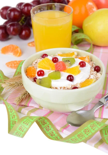 Deliciosa aveia com frutas na tigela na mesa close-up — Fotografia de Stock