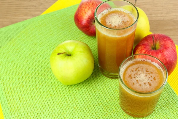 Jugo fresco saludable de manzanas de cerca —  Fotos de Stock