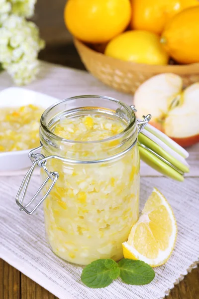 Leckere Zitronenmarmelade in Großaufnahme auf dem Tisch — Stockfoto