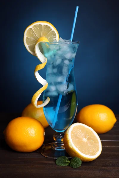Bicchiere di cocktail sul tavolo su sfondo blu scuro — Foto Stock