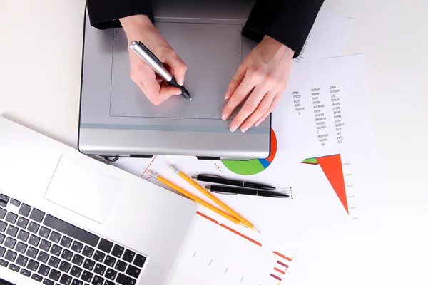 Mano femenina utilizando gráficos tableta en la mesa de cerca — Foto de Stock