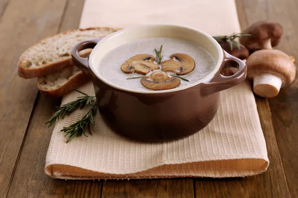 Sopa de cogumelos em panela, no fundo de madeira — Fotografia de Stock