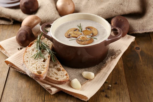 Minestra di funghi in vaso, su fondo di legno — Foto Stock