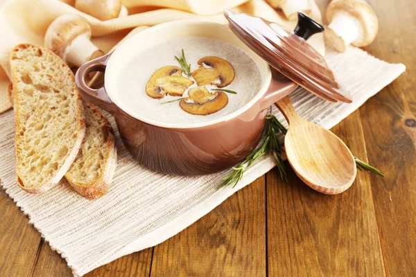 木製の背景に、鍋にマッシュ ルーム スープ — ストック写真