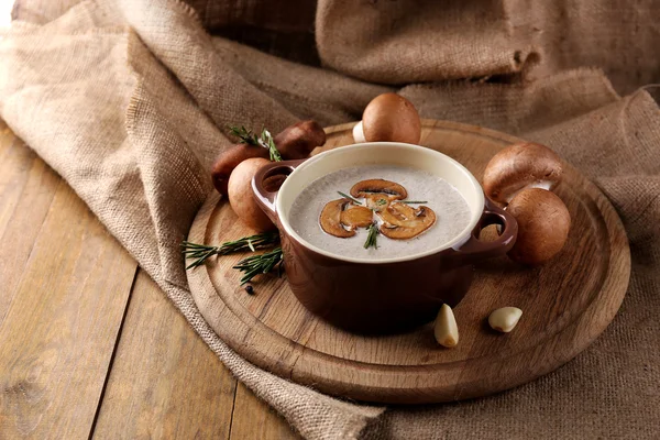 Složení s houbová polévka v hrnci, čerstvé a sušené houby, na dřevěný stůl, na pozadí pytloviny — Stock fotografie