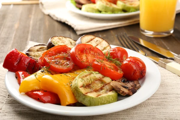 Deliciosas verduras a la parrilla en el plato en primer plano de la mesa — Foto de Stock