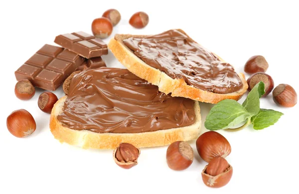 Chleb z orzechami laskowymi słodkiej czekolady izolowane na białym — Zdjęcie stockowe