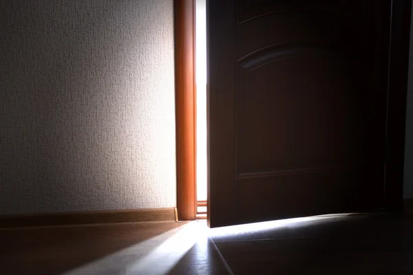 開いているドアの外の明るい光と — ストック写真