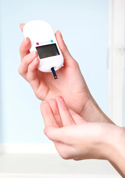 Measuring glucose level blood close-up — Stock Photo, Image