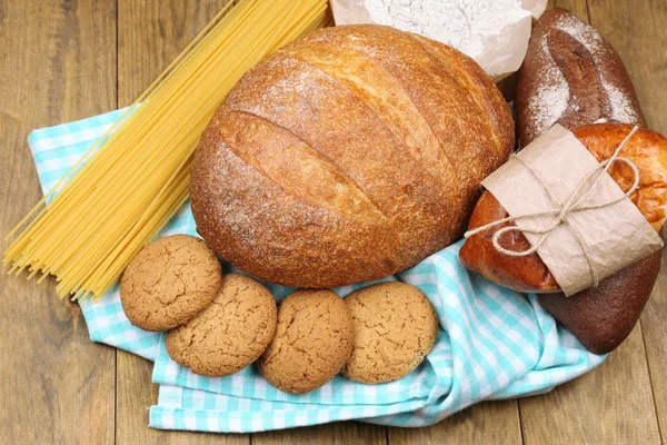 Productos de panadería sobre mesa de madera — Foto de Stock