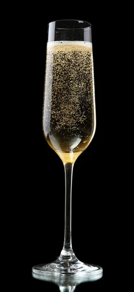 Glas Champagner, auf schwarzem Hintergrund — Stockfoto