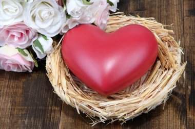 Dekoratif renkli ahşap zemin üzerinde yuva kalbinde