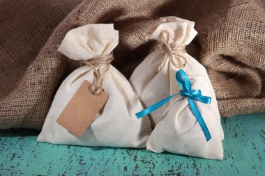 çuval çul arka plan üzerinde renkli ahşap tablo