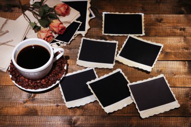 kahve fincanı. kuru çiçekler ve ahşap zemin üzerinde eski boş fotoğraf