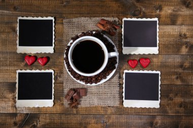 kahve fincanı, dekoratif Kalpler, baharatlar ve ahşap zemin üzerinde eski boş fotoğraf kompozisyonu