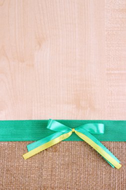 çul arka plan rengi şerit ve ahşap tahta üzerinde yay ile