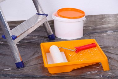 boya ve duvar arka plan merdiveni ile demetleri. Oda çalışmalarında onarma kavramsal fotoğraf 